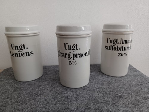 Alte apothekergefäße mit - alte,
