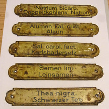 Alte Blechschilder für den